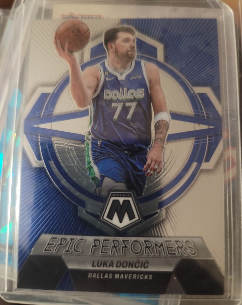 2022-23 Panini Mosaic #7 Luka Doncic Epic Performers Dallas Mavericks — front