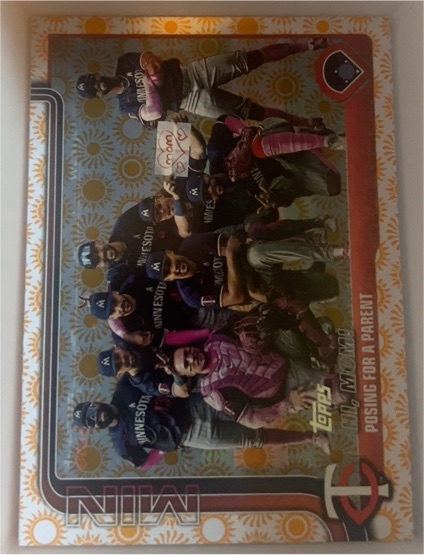 2025 Topps Series 2 #584 Minnesota Twins Team Hi, Mom! Posing for a Parent — front