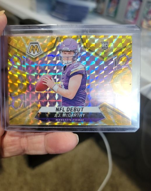 2024 Panini Mosaic NFL Debut Reactive Yellow Mosaic Prizm #275 J.J. McCarthy — front