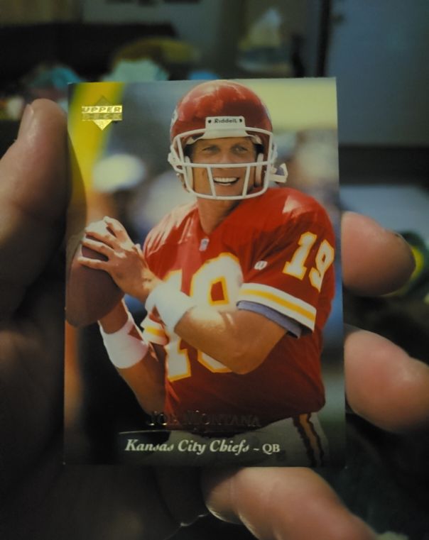 1995 Upper Deck #19 Joe Montana — front