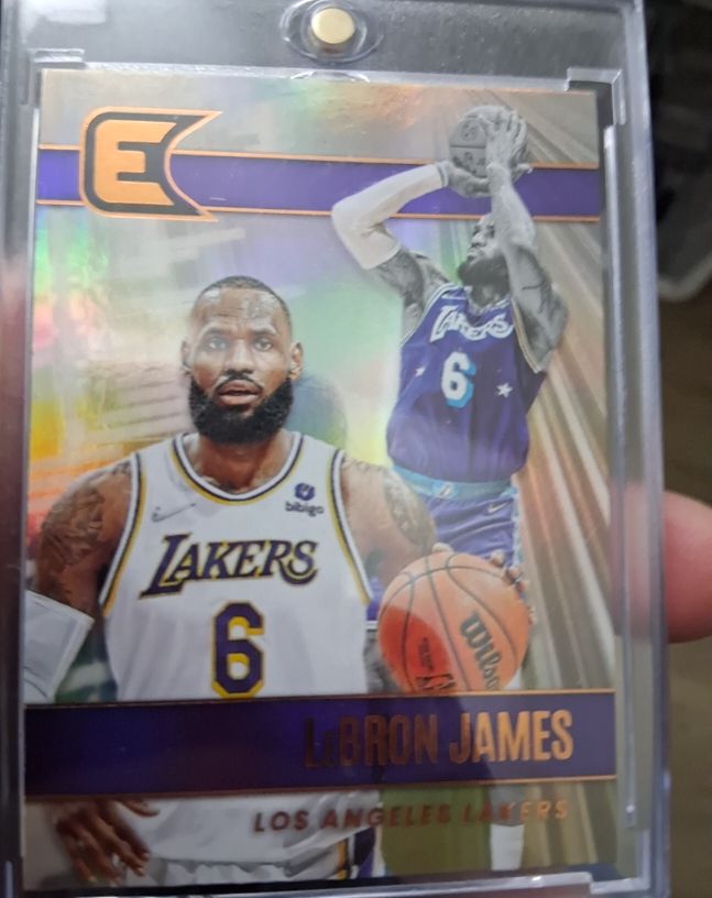 2021-22 Panini Chronicles Essentials #302 LeBron James — front