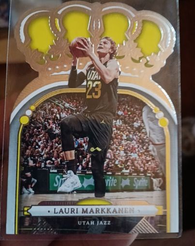 2022-23 Panini Crown Royale #69 Lauri Markkanen — front