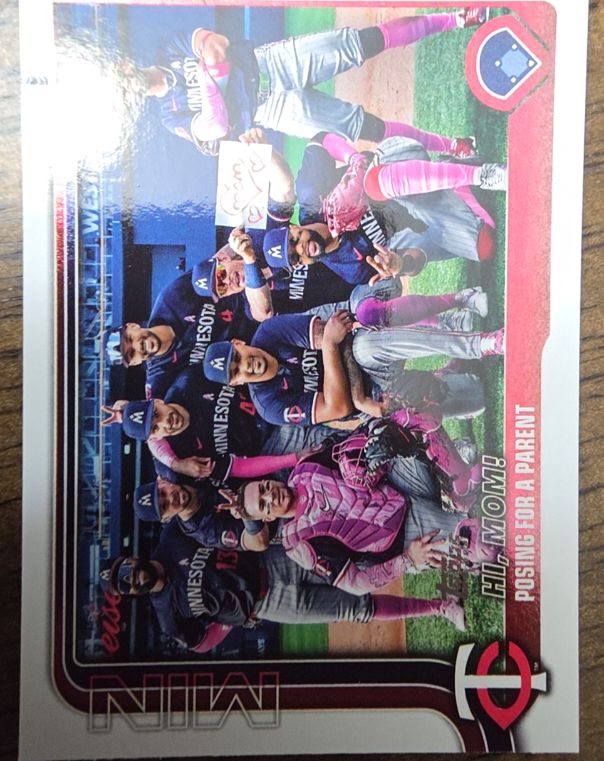 2025 Topps Series 2 #584 Minnesota Twins Team Hi, Mom! — front