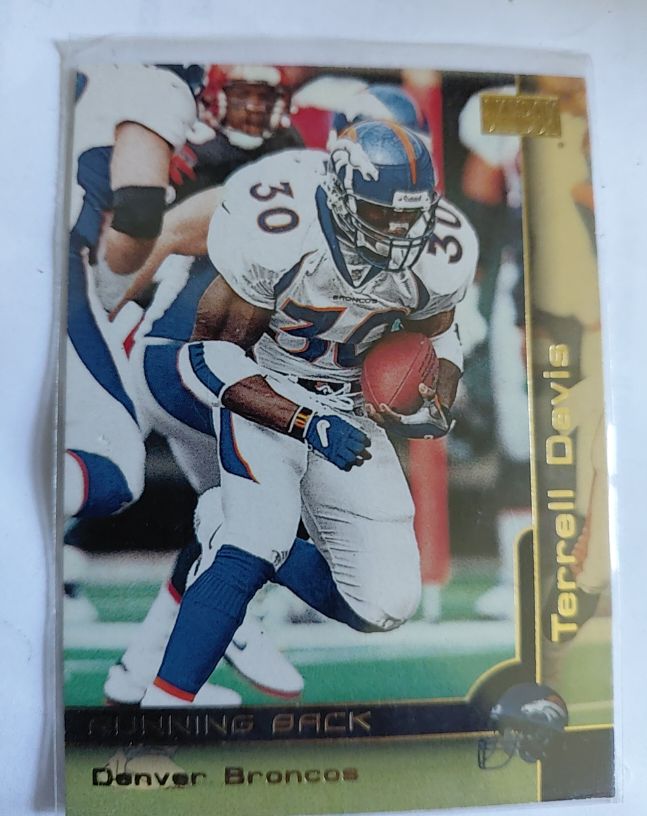 2000 SkyBox #141 Terrell Davis — front