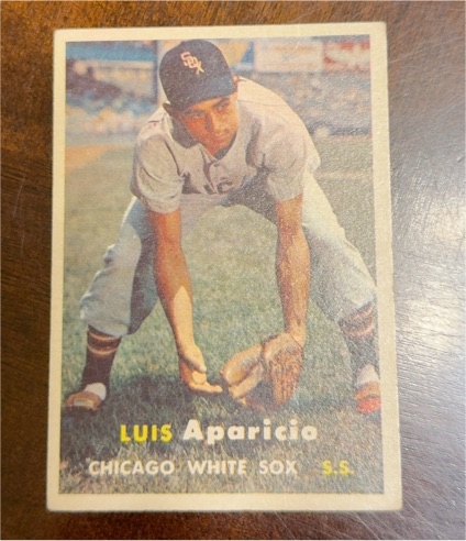 1957 Topps #7 Luis Aparicio — front