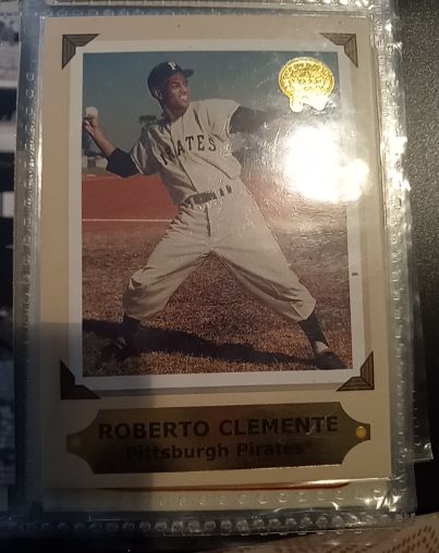 2001 Fleer Greats of the Game Retrospection #4 Roberto Clemente — front