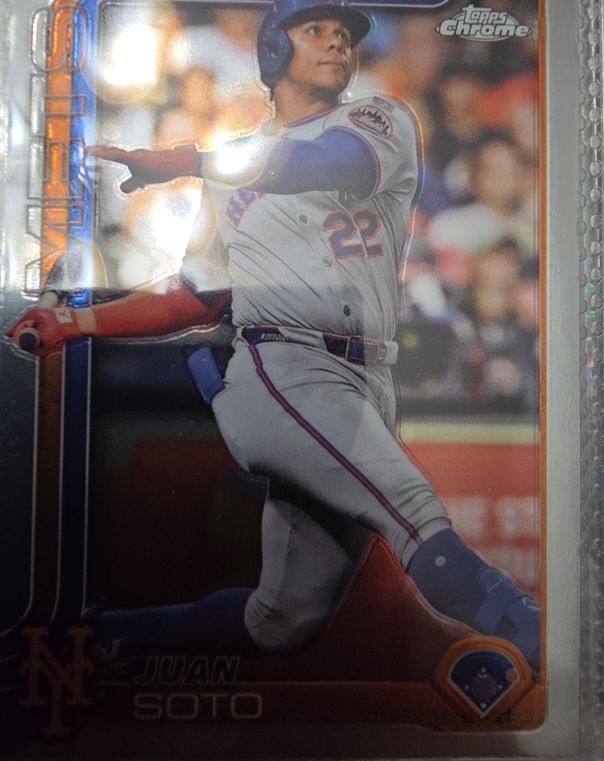 2025 Topps Chrome #200 Juan Soto — front