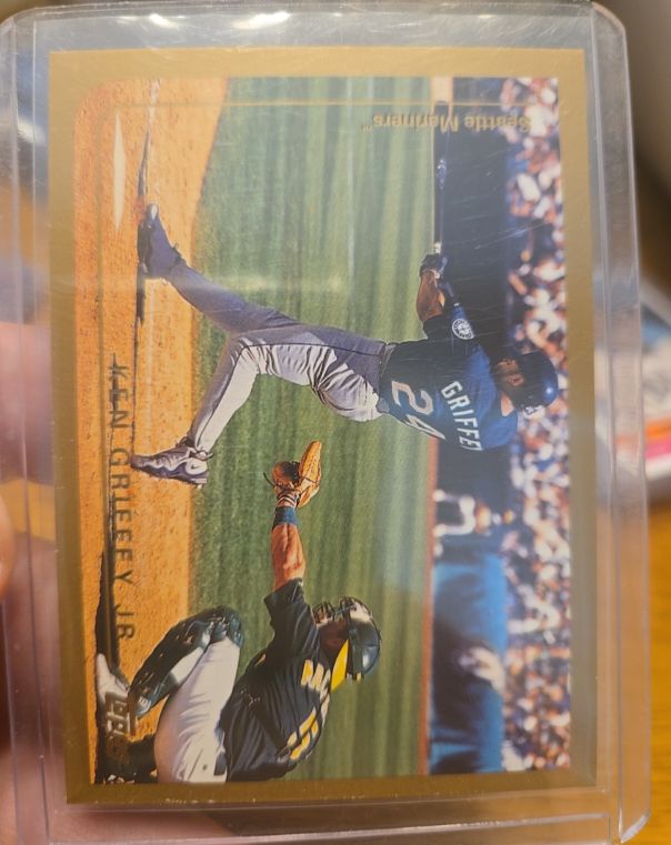 1999 Topps #100 Ken Griffey Jr. — front