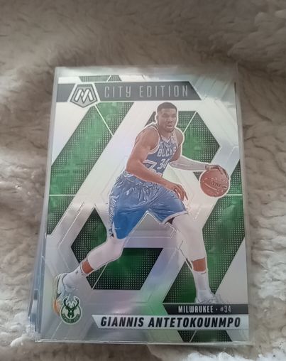 2024-25 Panini Mosaic City Edition #34 Giannis Antetokounmpo — front