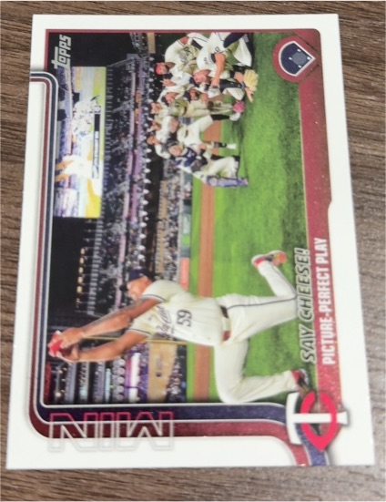 2025 Topps #81 Say Cheese! Picture-Perfect Play Carlos Correa — front