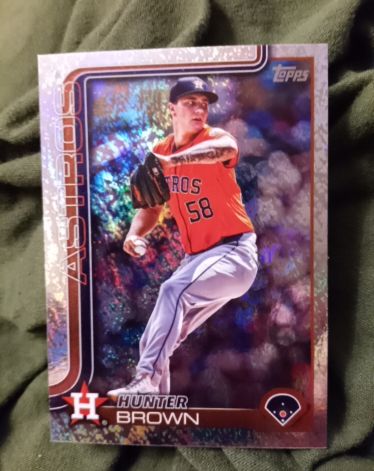 2025 Topps Series 2 #693 Hunter Brown — front