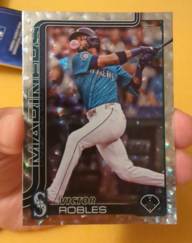 2025 Topps Series 2 #572 Victor Robles — front