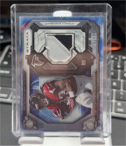 2014 Topps Strata Jerseys Sapphire Patch #SRDF Devonta Freeman — front