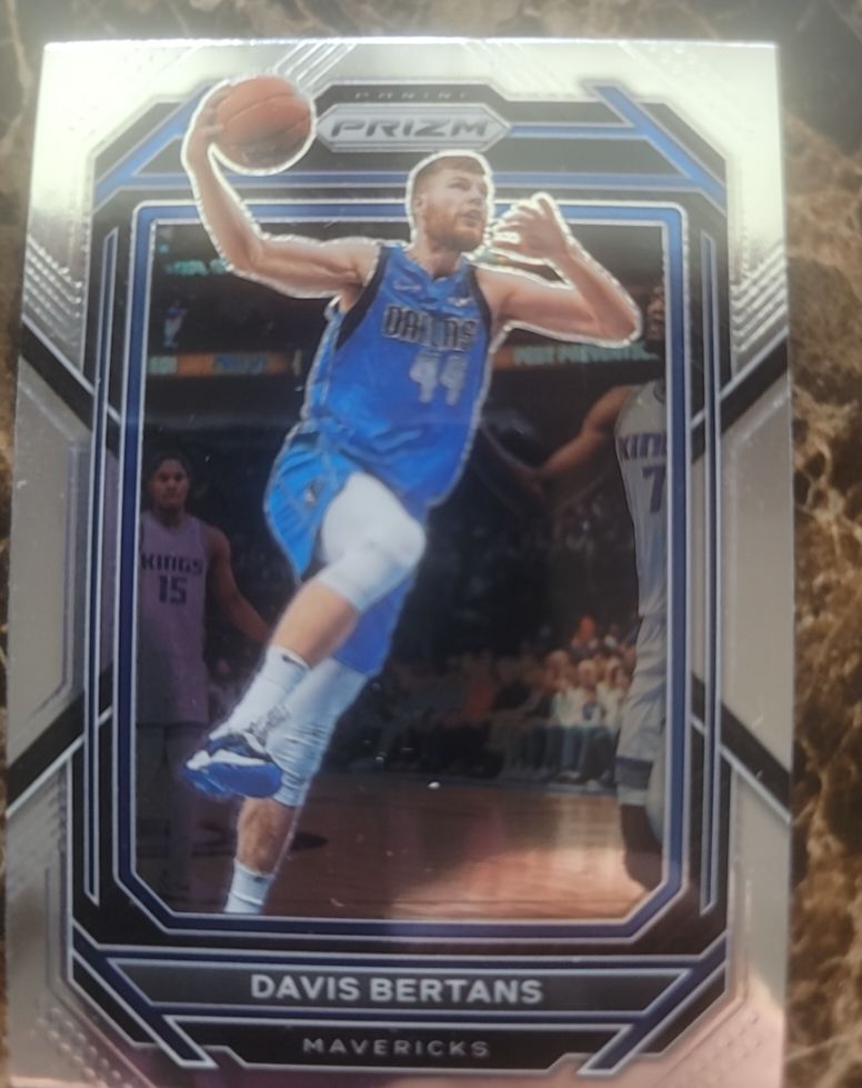 2022-23 Panini Prizm #189 Davis Bertans — front