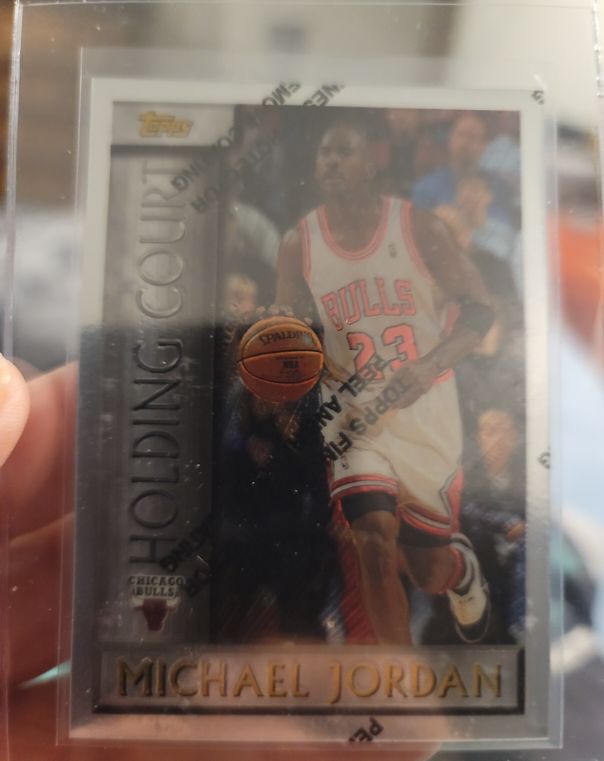 1996 Topps Holding Court #HC2 Michael Jordan — front