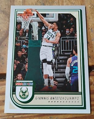 2022-23 Panini NBA Hoops #44 Giannis Antetokounmpo — front