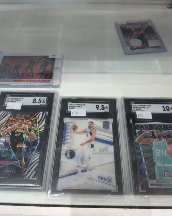 2021-22 Panini Elite #216 Luka Doncic — front