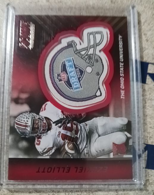2016 Panini Score Rookie Helmets Ezekiel Elliott — front