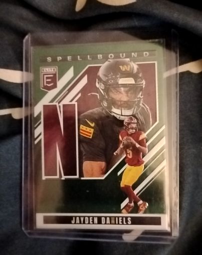2025 Panini Donruss Elite #10 Jayden Daniels Spellbound — front