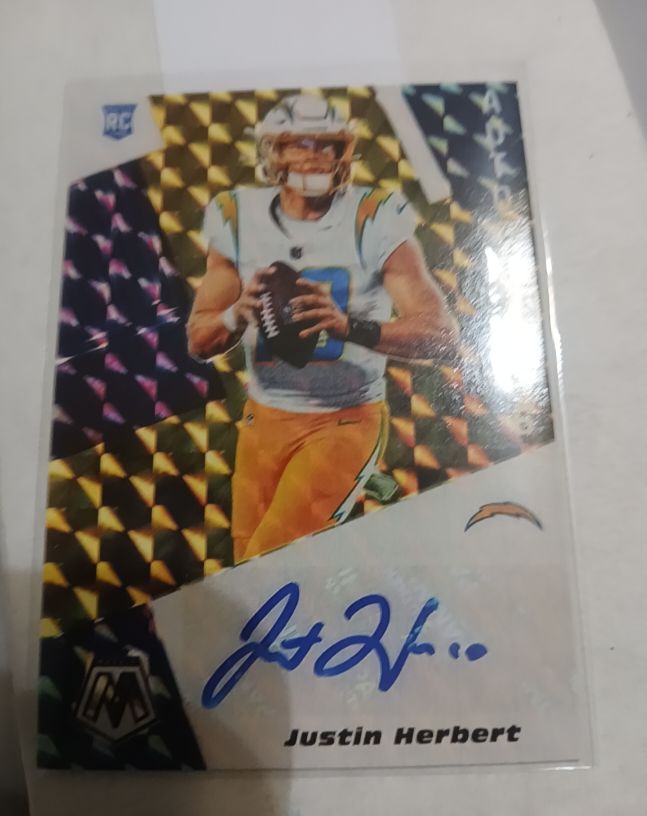 2020 Panini Mosaic #RA4 Justin Herbert Rookie Autograph — front
