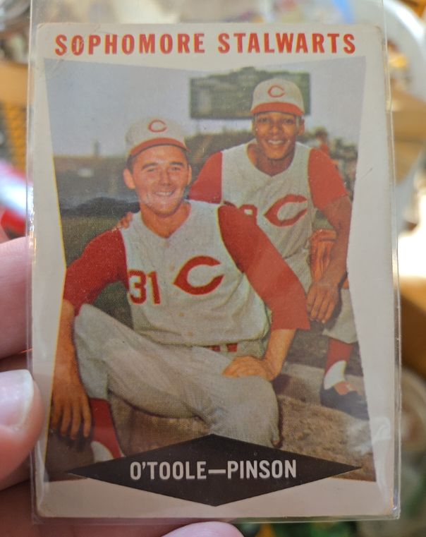 1960 Topps #32 Sophomore Stalwarts Jim O'Toole / Vada Pinson — front