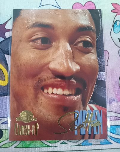 1995-96 SkyBox Premium Close-Ups #C1 Scottie Pippen — front