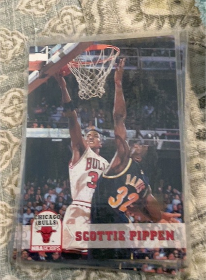 1993 SkyBox Hoops #32 Scottie Pippen — front