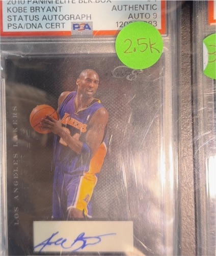 2010 Panini Elite Kobe Bryant Status Autograph — front