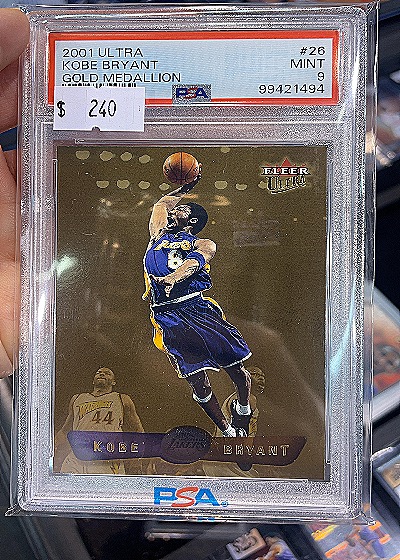 2001 Fleer Ultra #26 Kobe Bryant Gold Medallion — front
