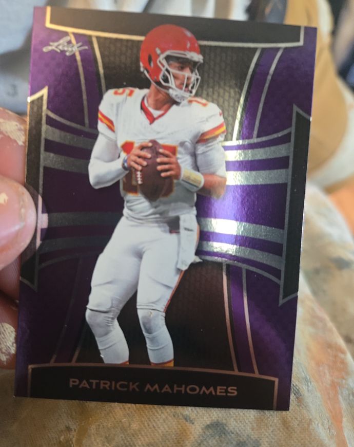 2020 Panini Select Purple Prizm Die-Cut Patrick Mahomes — front