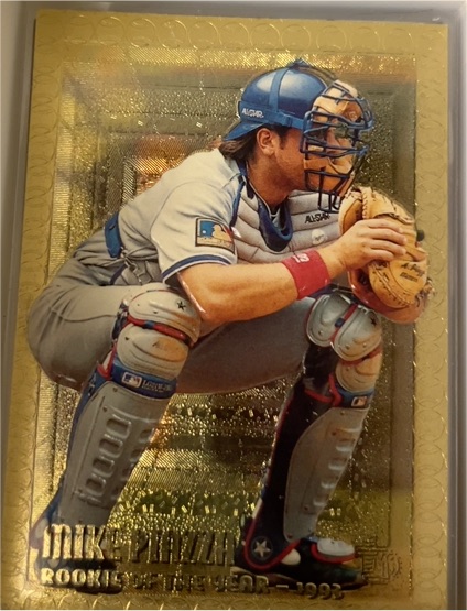 1995 Topps Embossed #110 Mike Piazza — front