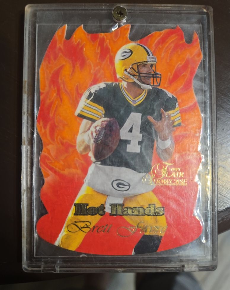 1997 Flair Showcase #4 Brett Favre Hot Hands — front