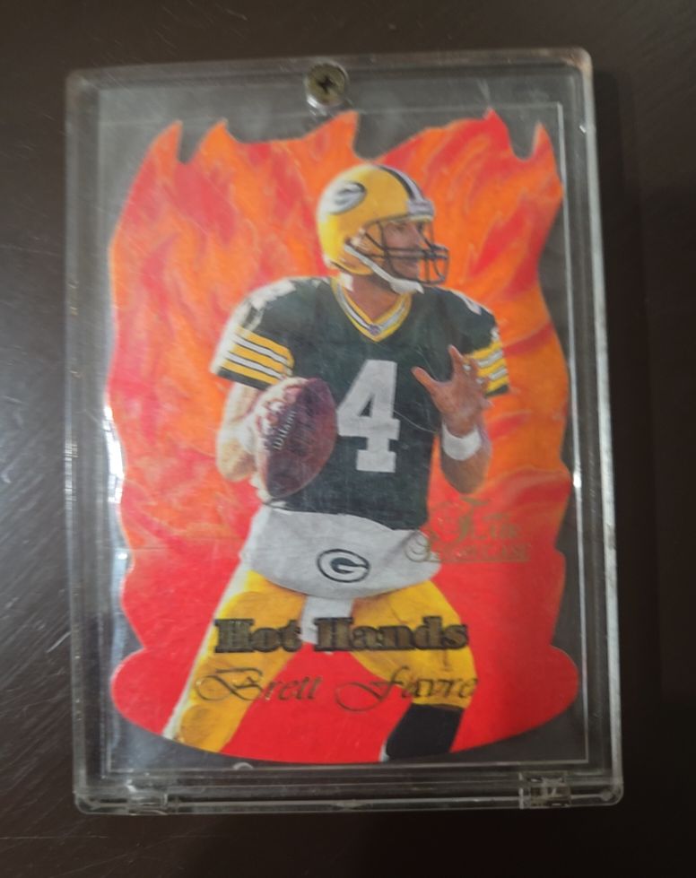1997 Flair Showcase Hot Hands Brett Favre — front