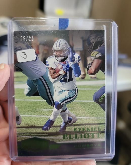 2020 Panini #25 Ezekiel Elliott — front