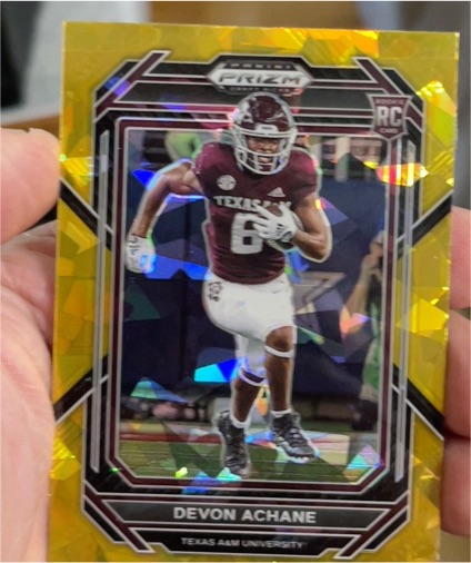 2023 Panini Prizm Draft Picks #117 Devon Achane Gold Cracked Ice RC — front