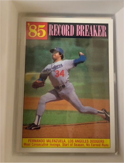 1986 Topps #207 Fernando Valenzuela '85 Record Breaker — front