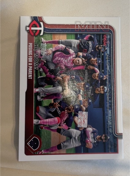 2025 Topps Series 2 #584 Minnesota Twins Team Hi Mom — front