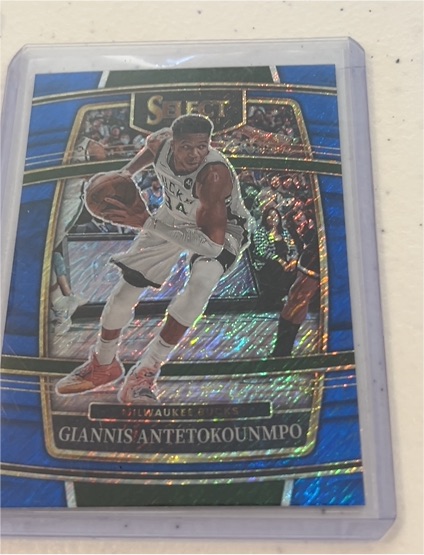 2021-22 Panini Select #35 Giannis Antetokounmpo — front