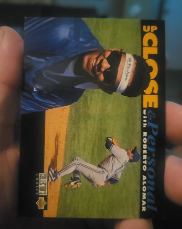 1994 Upper Deck Collector's Choice Up Close and Personal #631 Roberto Alomar — front