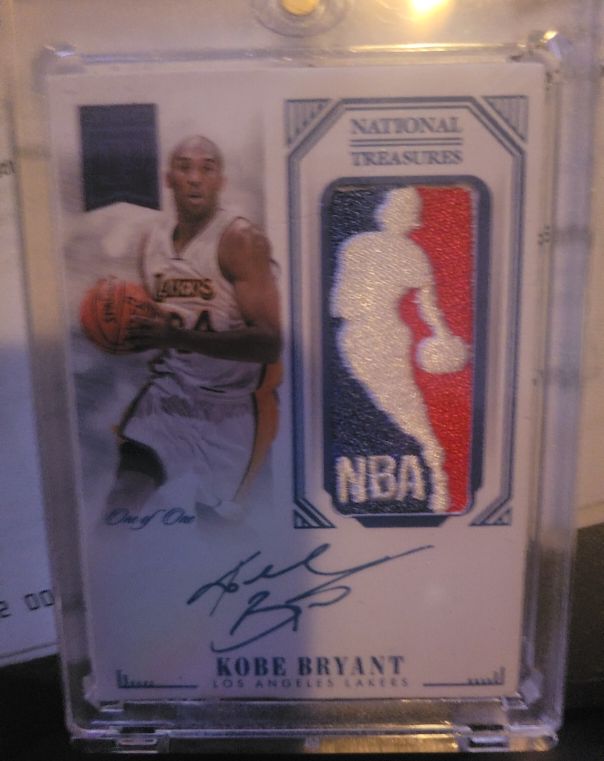 2009 Panini National Treasures #1 Kobe Bryant — front