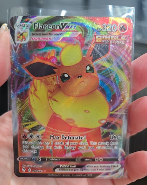2021 Pokémon Evolving Skies #018 Flareon VMAX — front