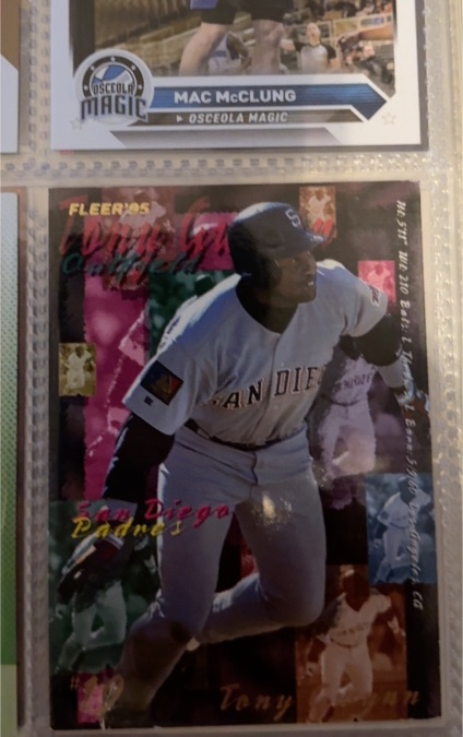 1995 Fleer #560 Tony Gwynn — front