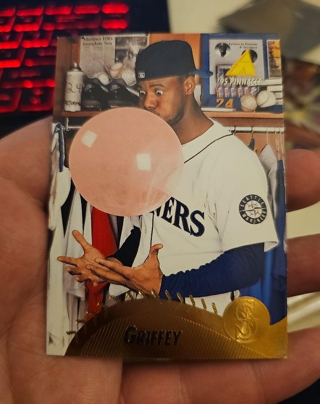 1995 Pinnacle #128 Ken Griffey Jr. Blowing Bubble — front