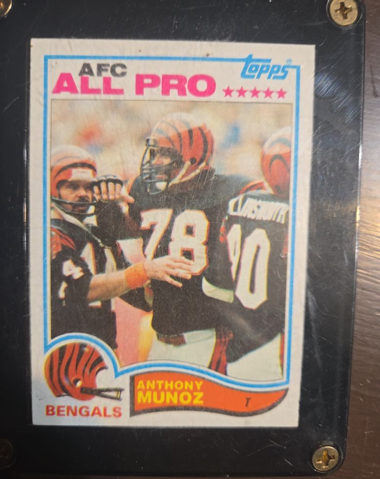 1982 Topps #38 Anthony Munoz — front