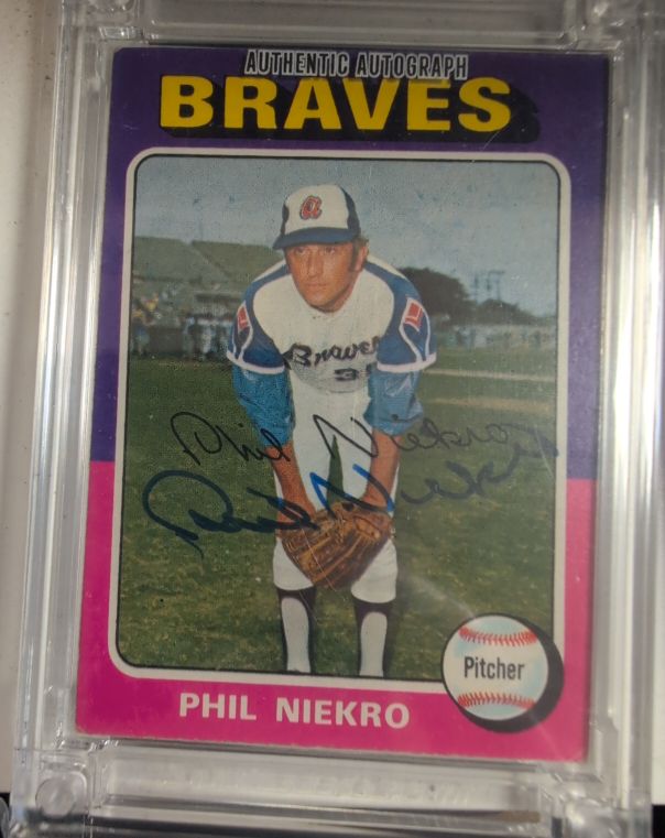 1975 Topps #130 Phil Niekro — front