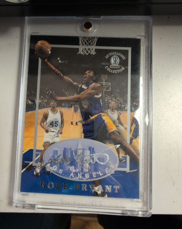 1997-98 Score Board Autographed Collection #16 Kobe Bryant — front