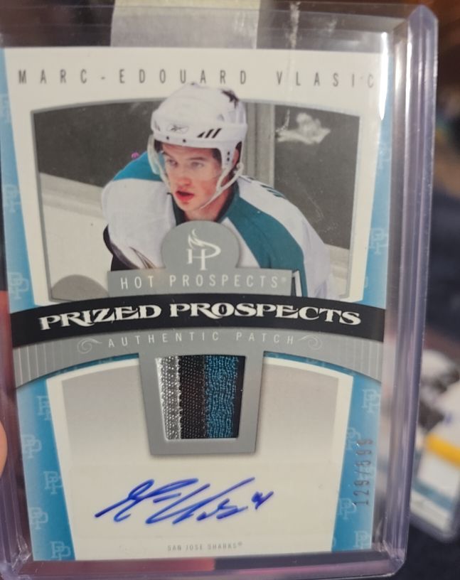 2006-07 Fleer Hot Prospects #132 Marc-Edouard Vlasic Patch AUTO #/599 — front