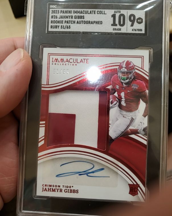 2023 Panini Immaculate Collection #26 Jahmyr Gibbs Rookie Patch Autographed Ruby 51/65 — front