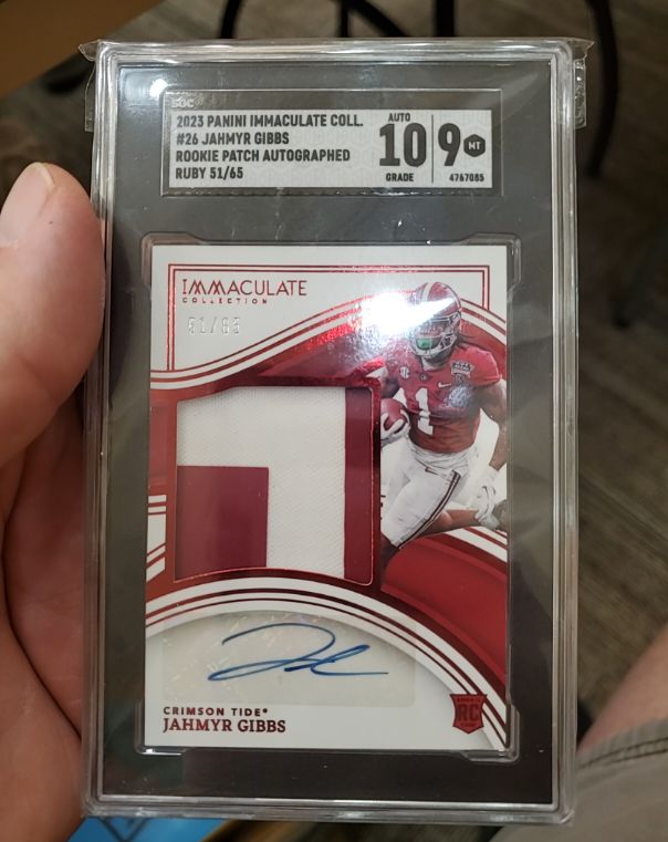 2023 Panini Immaculate Collection #26 Jahmyr Gibbs Rookie Patch Autographed Ruby 51/65 — front