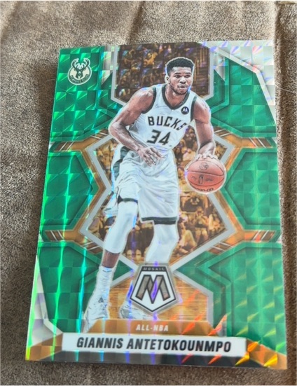 2021-22 Panini Mosaic #281 Giannis Antetokounmpo — front